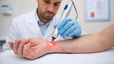 Мужчина делает процедуру лазерного кодирования