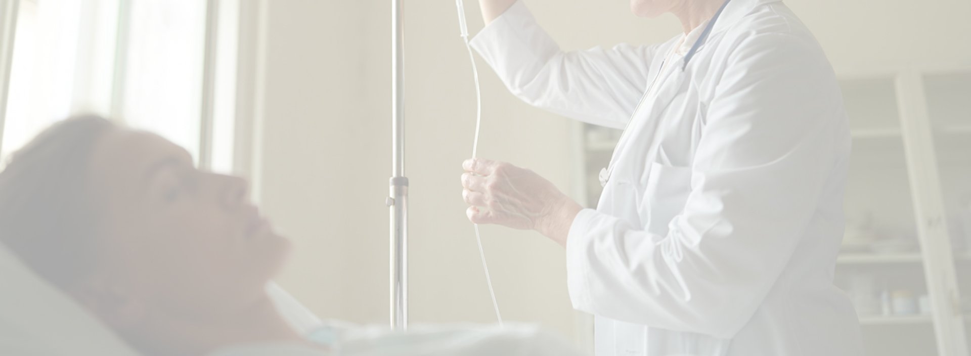 Врач проводит детоксикацию